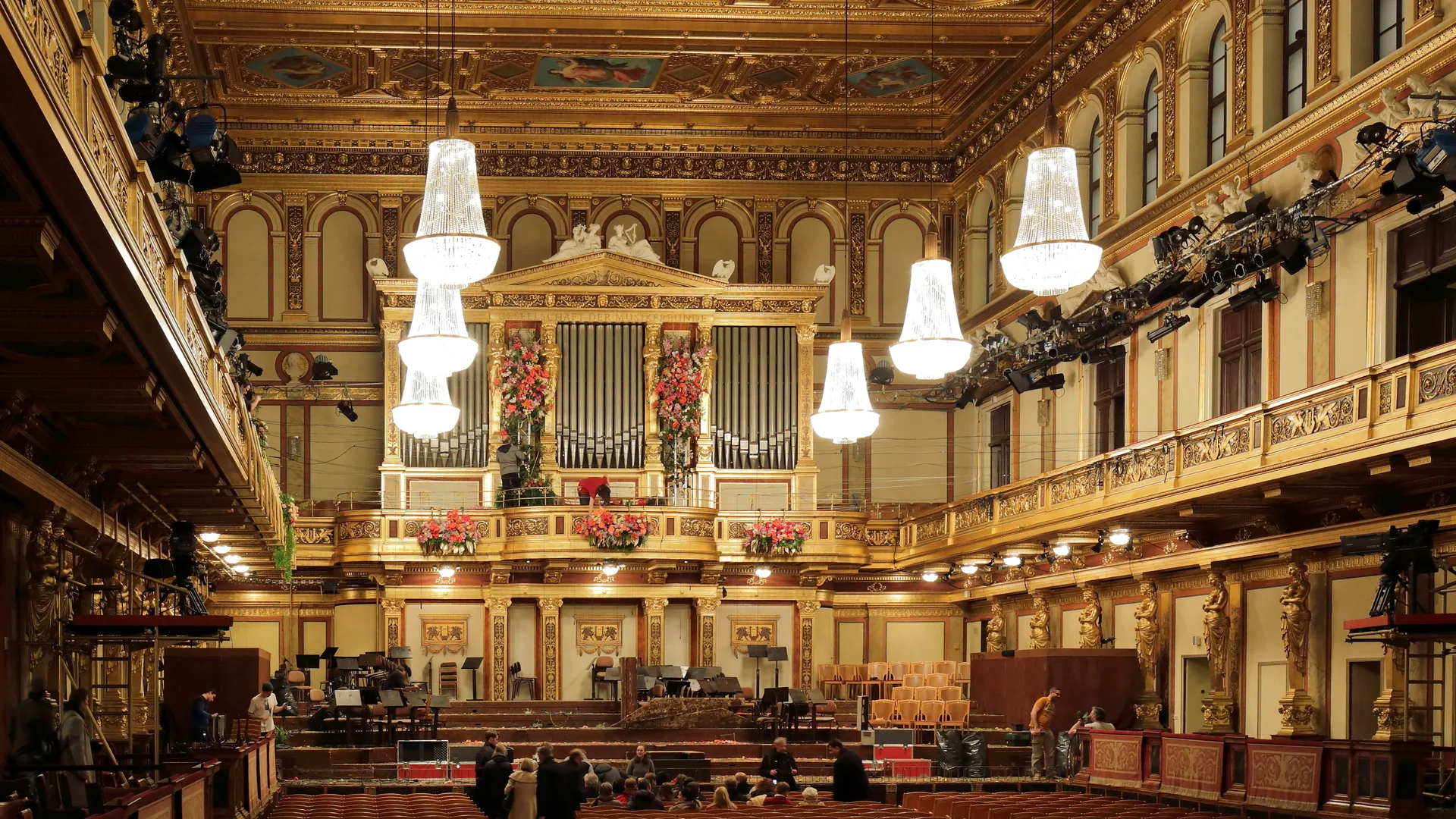 Den förgyllda Gyllene salen (Goldener Saal) i Wiens Musikverein, med sin rikt ornamenterade tak, karyatider och belysta sittplatser inför en konsert